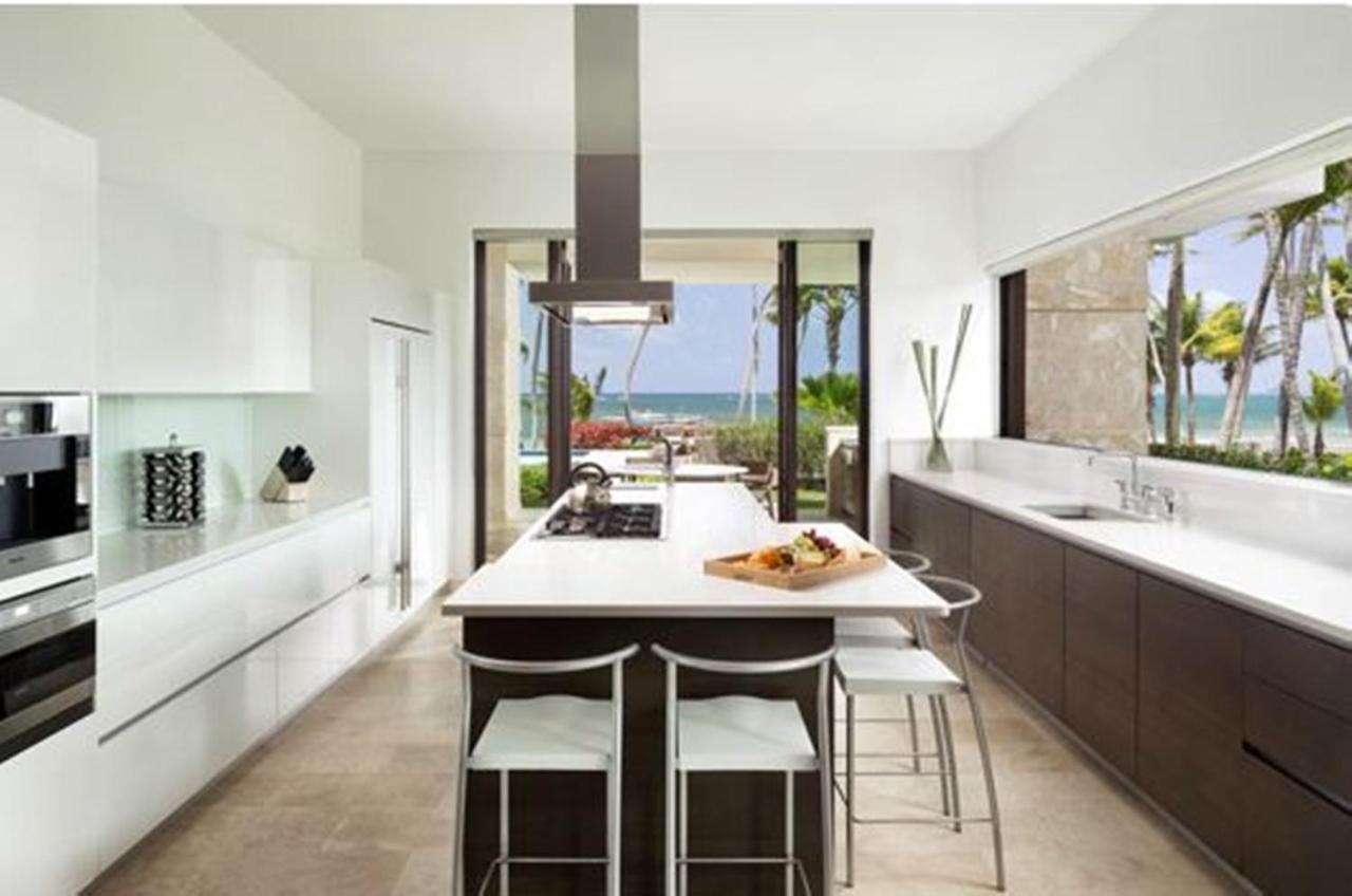 5 bedroom oceanfront villa with balcony